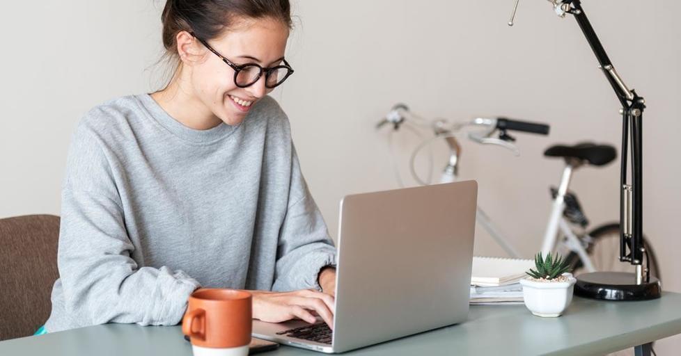 Woman-using-computer-laptop