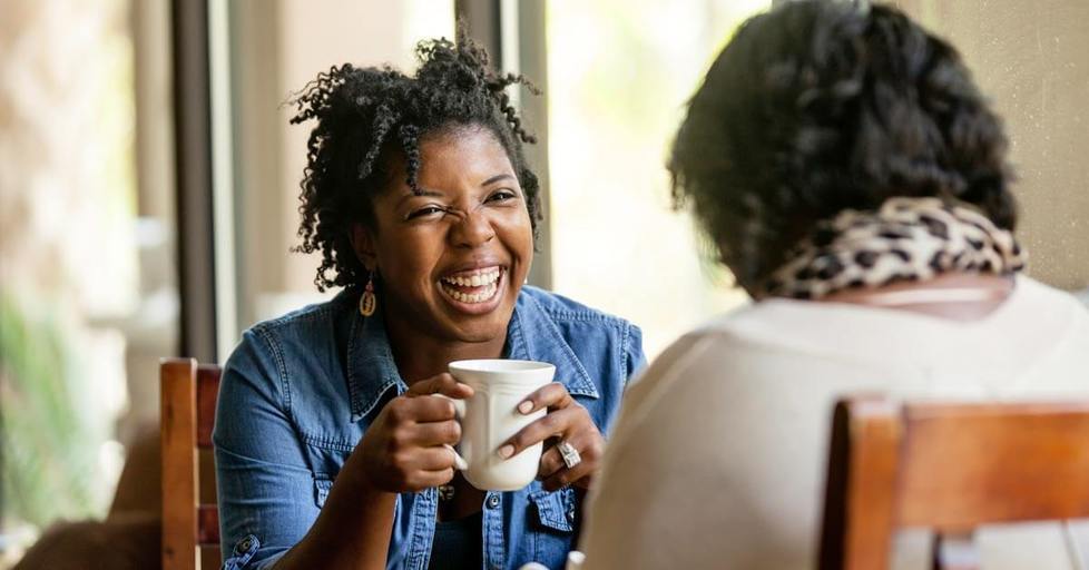 Two-woman-talking-at-a-coffee-shop