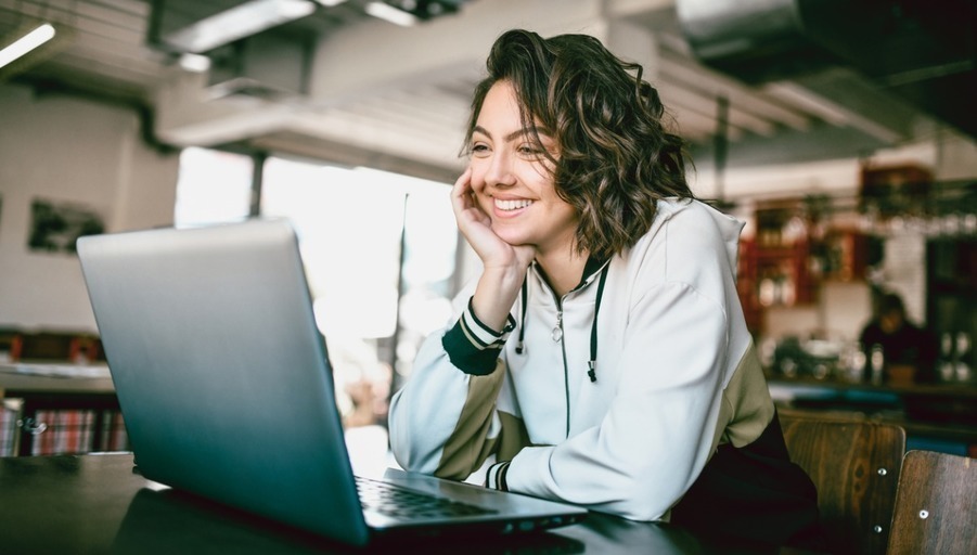 Woman_looking_at_computer_and_smiling