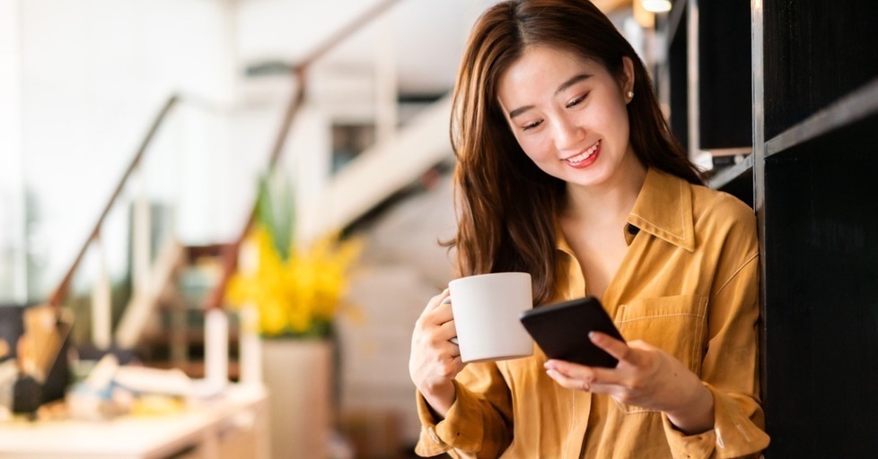 Young-businesswoman-using-a-smartphone